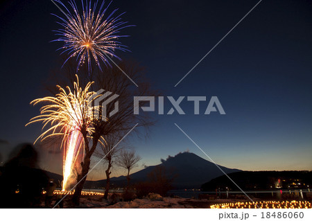花火と富士山 18486060