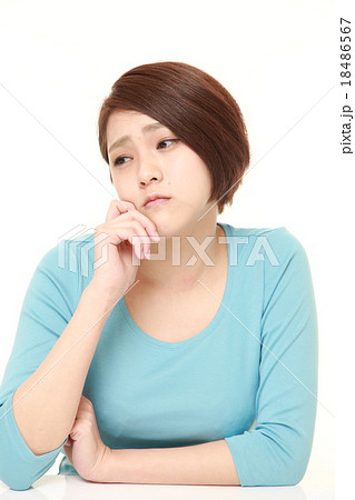 心配する女性 心配する女性 18486567