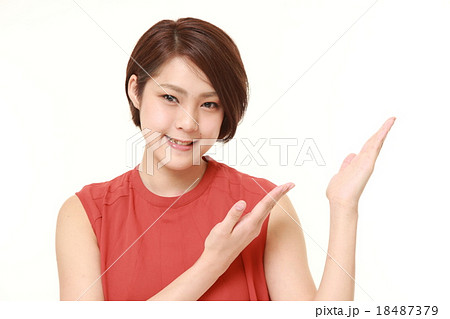 説明する女性 18487379