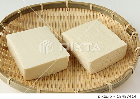 絹ごし豆腐と木綿豆腐 18487414