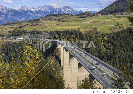 チロル地方のヨーロッパ橋 18487435