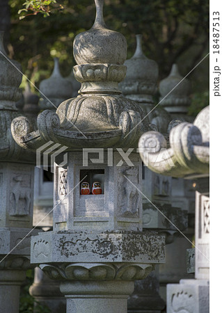 勝尾寺の石灯篭とダルマ 18487513