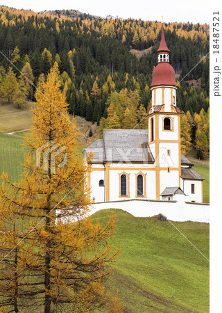 チロル谷のオベルンベルグ教会秋景色 18487521