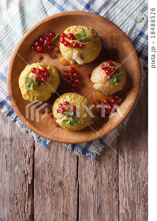 baked apples with honey and currant. top view 18488526