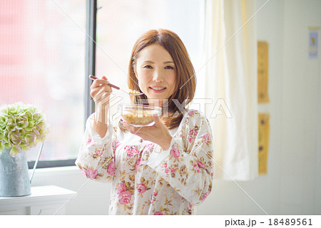 朝食中の綺麗な40代日本人女性の写真素材