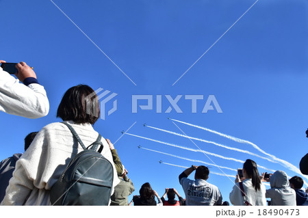 曲芸飛行と観衆 18490473