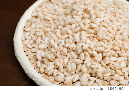 ざるに盛ったポン菓子　寄り　左余白 18494994