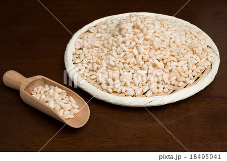 ざるに盛ったポン菓子と木製スコップ 引き ざるに盛ったポン菓子と木製スコップ 引き 18495041