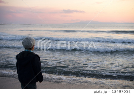 日の入り後の風景と子供のシルエット 18497052