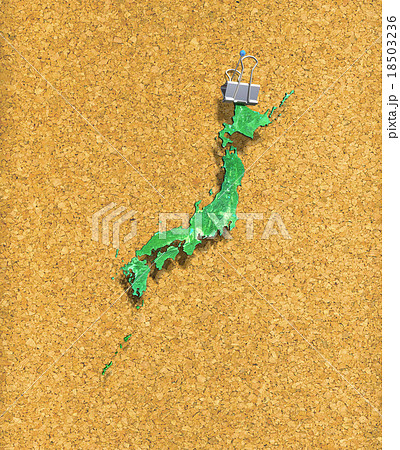 コルクボードにクリップされた緑の日本列島 18503236