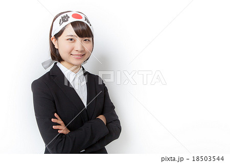 必勝はちまきをするスーツの女性 必勝はちまきをするスーツの女性 18503544