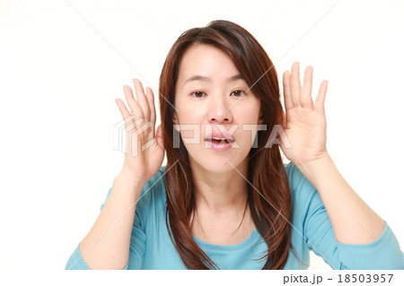 耳を澄ます女性 耳を澄ます女性 18503957