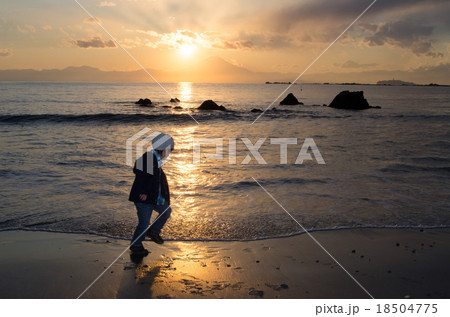 日の入り風景と子供のシルエット 18504775
