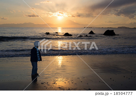 日の入り風景と子供のシルエット 18504777