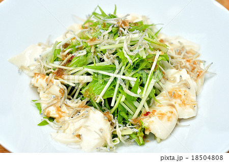 豆腐と水菜とジャコのサラダ。醤油系ドレッシングかけ。 18504808