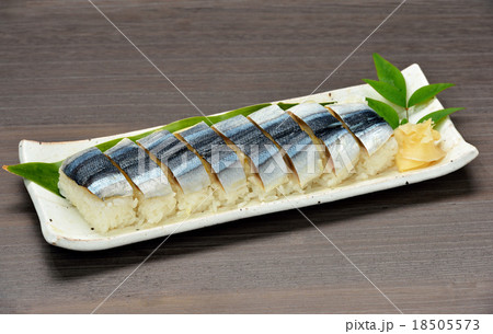 秋の味覚サンマ(秋刀魚)の姿寿司(押し寿司)。 秋の味覚サンマ(秋刀魚)の姿寿司(押し寿司)。 18505573