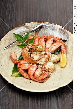 北海道産の毛ガニ(毛蟹)、殻カット済調理で食べやすく。 北海道産の毛ガニ(毛蟹)、殻カット済調理で食べやすく。 18506116