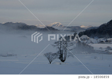 雪景色　農村の朝　朝靄　猿政山 18506859