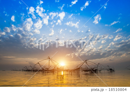 Silhouette of bamboo machinery in the lake. 18510804