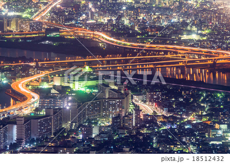 夜の東京・首都高速 18512432