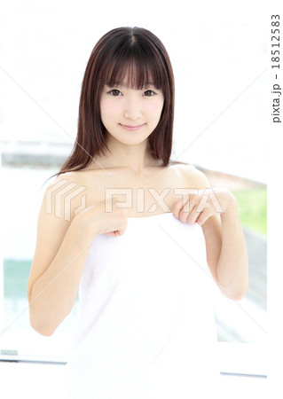 若い女性　バスタイム 18512583