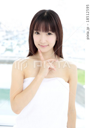 若い女性 バスタイム 若い女性 バスタイム 18512595