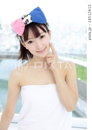 若い女性 バスタイム 若い女性 バスタイム 18512615