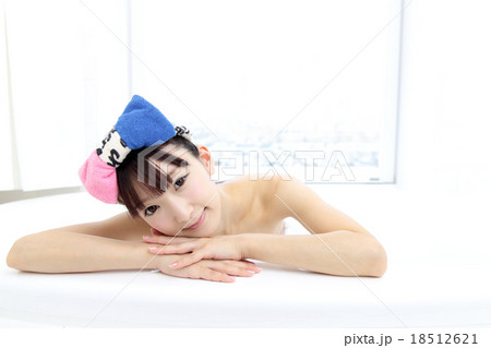若い女性　バスタイム 18512621