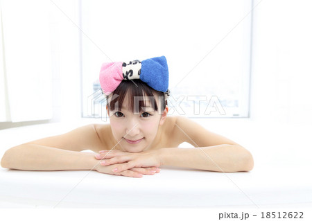 若い女性　バスタイム 18512622