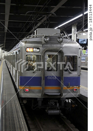 なんば駅に停車中の南海高野線6000系電車(急行-高野山連絡:なんば⇔橋本) なんば駅に停車中の南海高野線6000系電車(急行-高野山連絡:なんば⇔橋本) 18513444