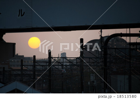 高架下の夕陽 18513580