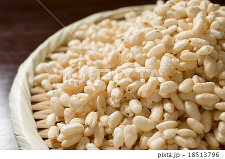 ざるに山盛りのポン菓子　射しこむ光あり　接写　余白左上 18513796