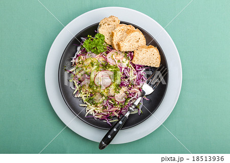 raw vegetable salad 18513936