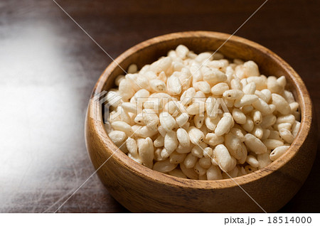 器に盛ったポン菓子　射しこむ光あり　全体やや寄り　左余白 18514000