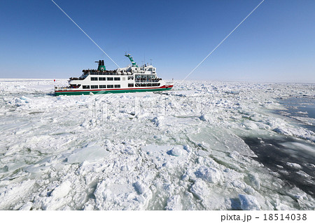流氷と観光砕氷船オーロラ号 18514038