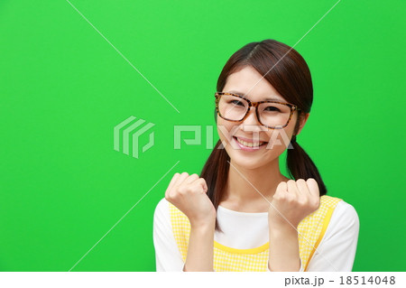 女性1人 (エプロン 家事 主婦 手伝い ヘルパー 介護 福祉 日常 保母 保育士 仕事 メガネ) 女性1人 (エプロン 家事 主婦 手伝い ヘルパー 介護 福祉 日常 保母 保育士 仕事 メガネ) 18514048