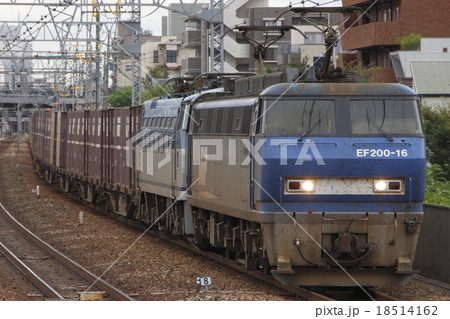 兵庫県内：JR神戸線を行く貨物列車（EF200形牽引） 18514162