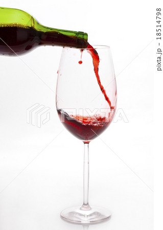 Red wine pouring 18514798
