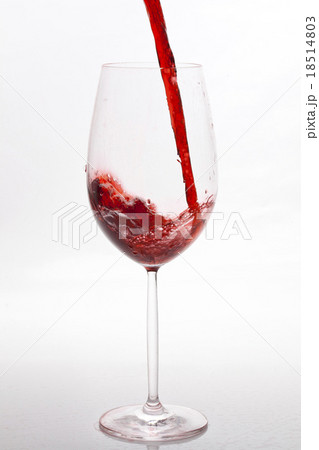 Red wine pouring 18514803