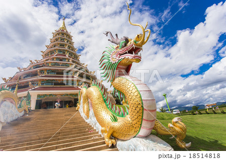 Dragon Statue with Pagoda of Wat Huay pla kang Dragon Statue with Pagoda of Wat Huay pla kang 18514818