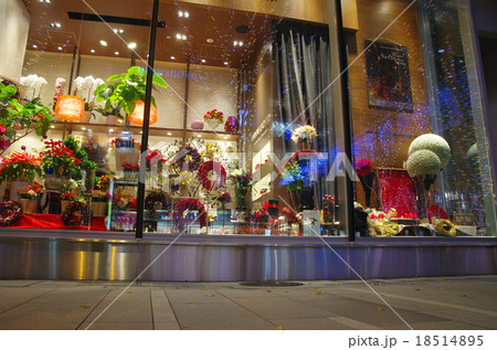 夜の花屋のショーウインドー 18514895