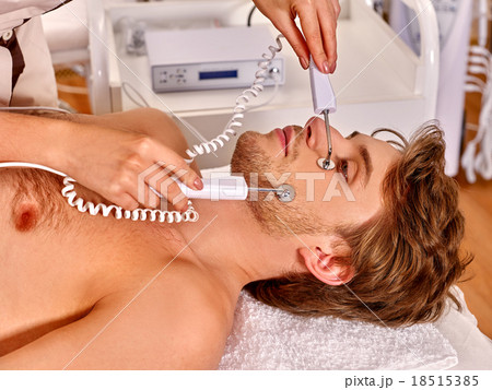 Man receiving electric facial peeling hydradermie 18515385