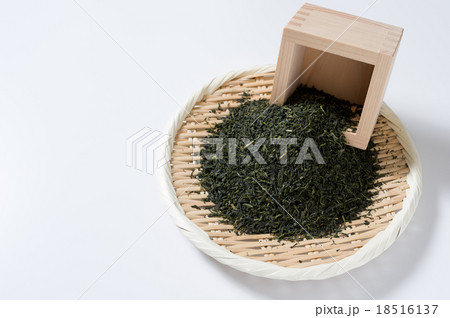 ざるに盛られたお茶の葉と枡　煎茶　全体　白背景　俯瞰余白左 18516137