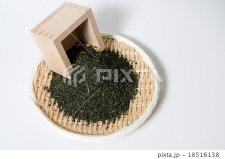 ざるに盛られたお茶の葉と枡　煎茶　全体　白背景　俯瞰余白右 18516138