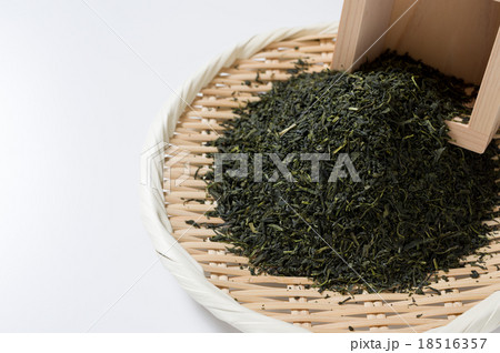 ざるに盛られたお茶の葉と枡　煎茶　アップ　白背景　俯余白左 18516357