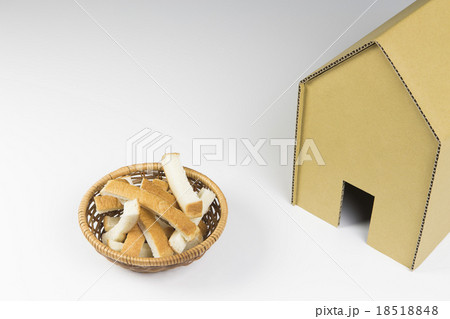 食パンのみみと段ボールの家 18518848