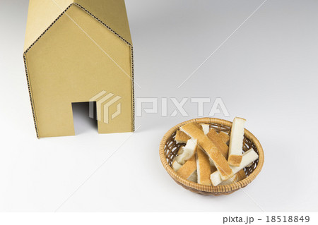 食パンのみみと段ボールの家 18518849