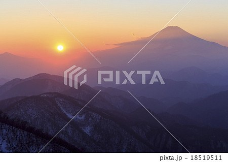 丹沢 塔ノ岳から見た富士山と夕陽 丹沢 塔ノ岳から見た富士山と夕陽 18519511