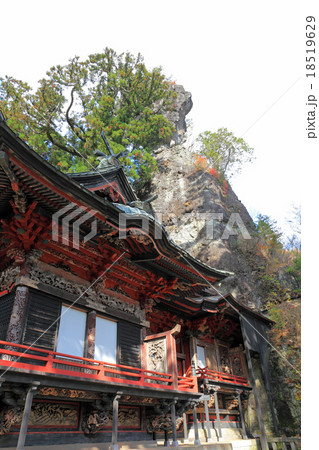 榛名神社拝殿と御姿岩 18519629
