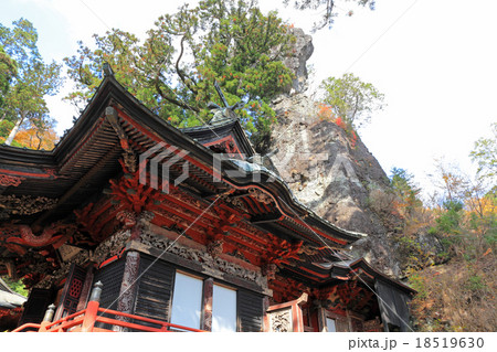 榛名神社拝殿と御姿岩 18519630